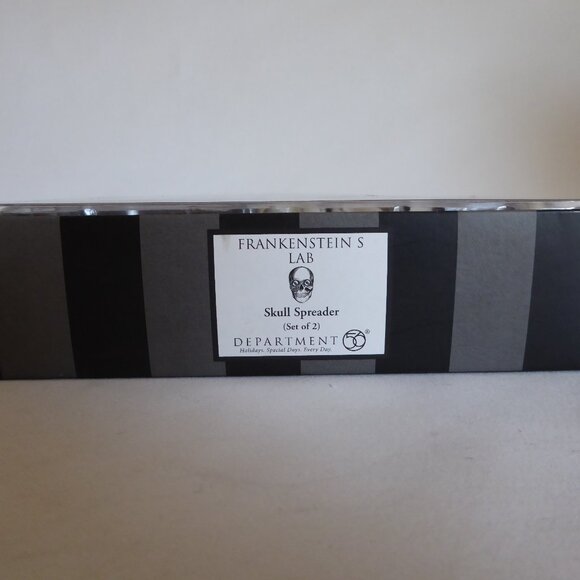 NEW 2005 DEPARTMENT 56 FRANKENSTEIN’S LAB HALLOWEEN SKULL CROSSBONES SPREADERS - Picture 4 of 9